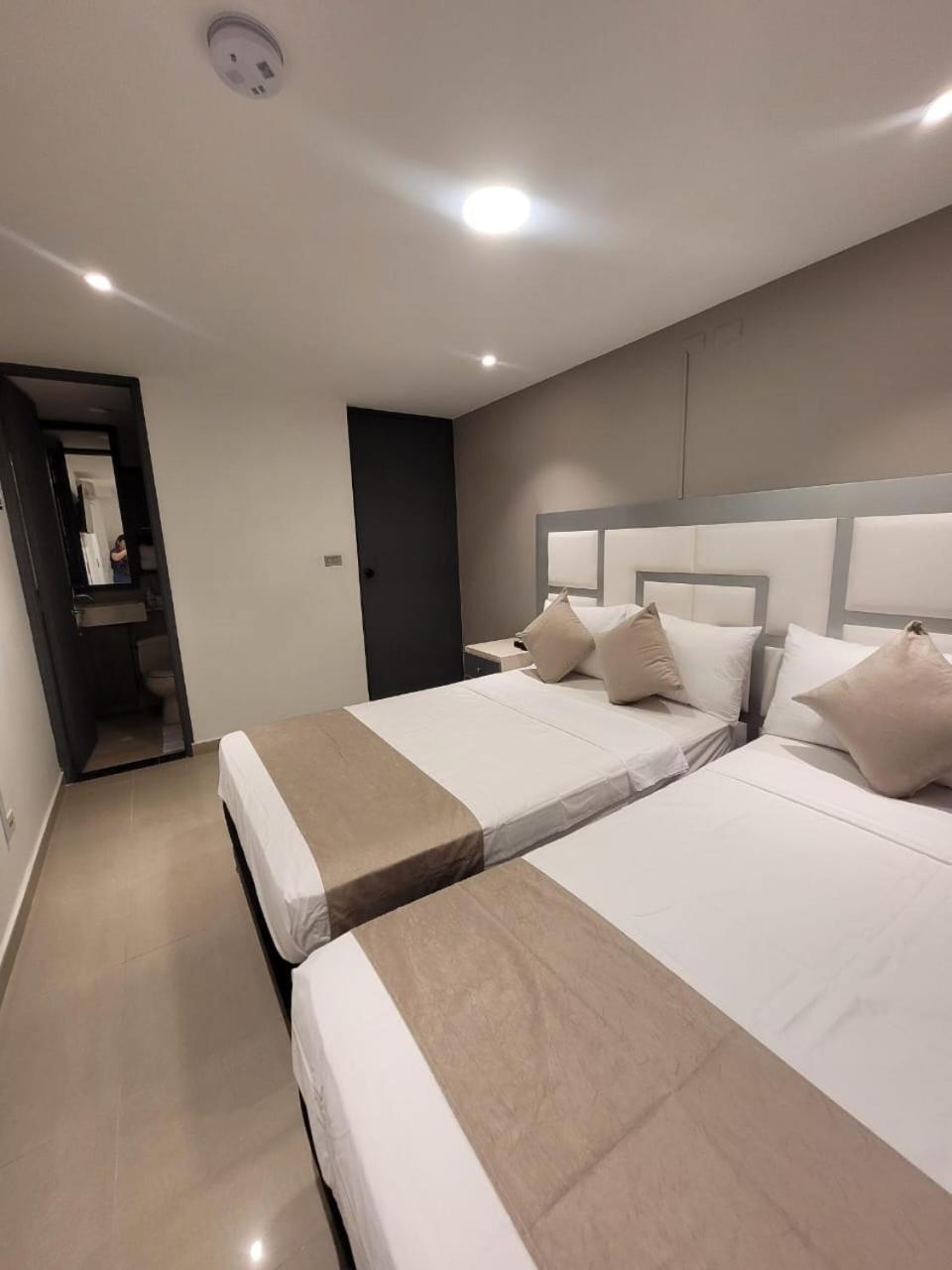 Hotel Med 33 Medellín Zewnętrze zdjęcie